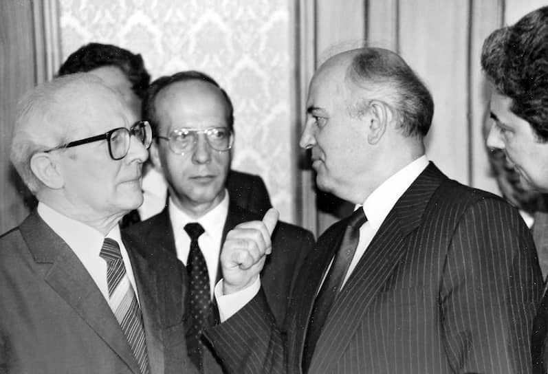 «Не учите жить,— сказал руководитель ГДР Э. Хоннекер (на фото — слева) М. С. Горбачеву,— когда в ваших магазинах нет даже соли»