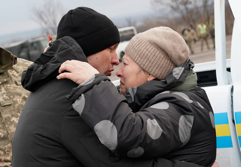 Украинский военнопленный обнимается с матерью