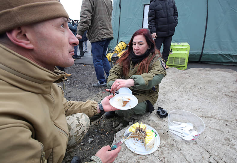 Украинских пленных угощают тортом