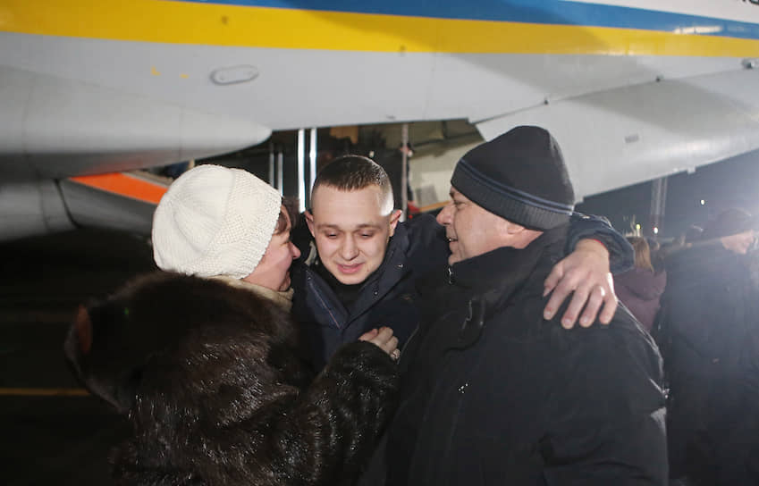 Украинского пленника в аэропорту Борисполь встречают родственники 