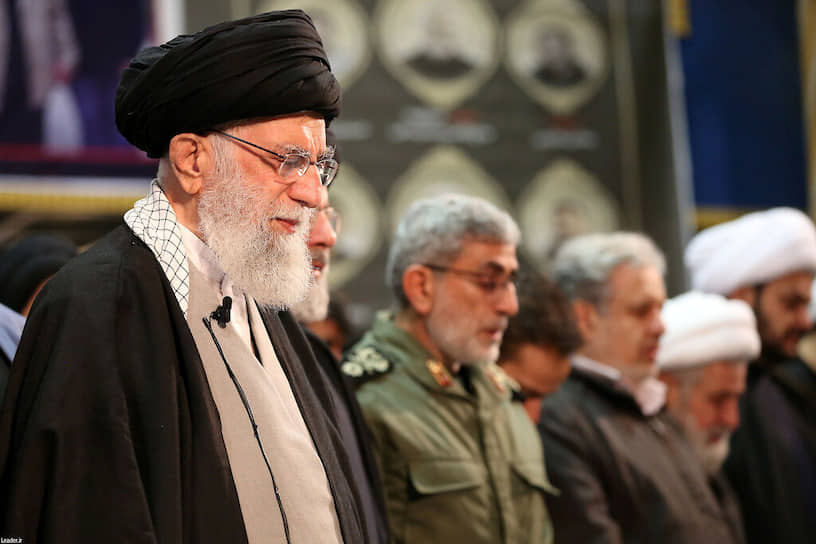 Религиозный лидер Ирана Али Хаменеи (слева) во время церемонии прощания