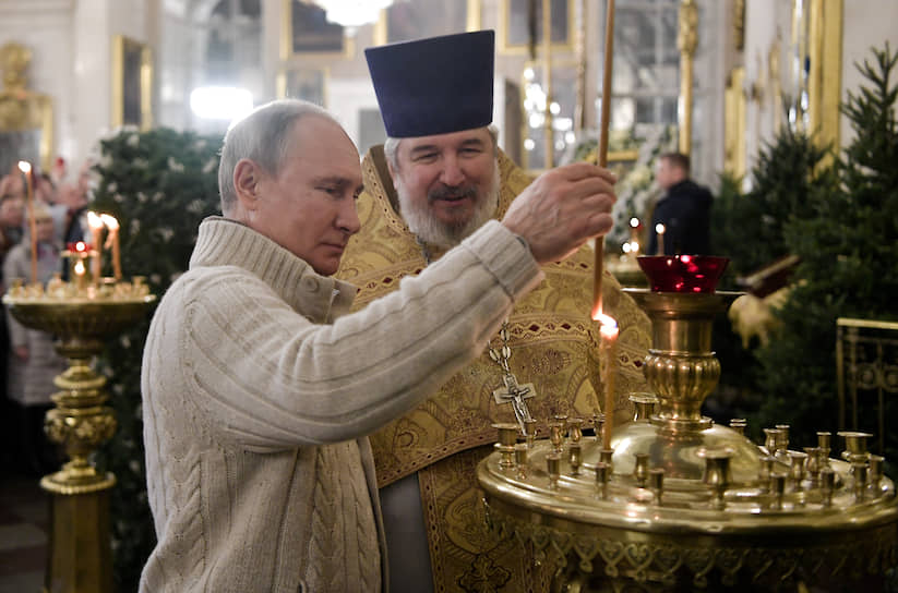 Президент Владимир Путин принял участие в рождественском богослужении в Спасо-Преображенском собора Санкт-Петербурга