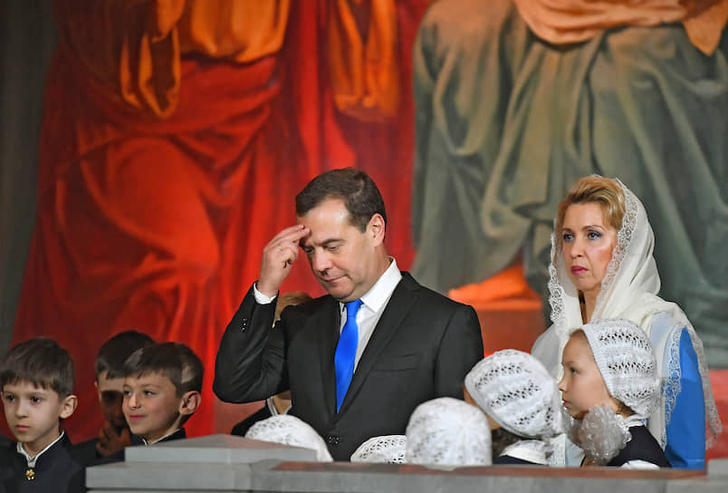 Премьер-министр РФ Дмитрий Медведев и его супруга Светлана Медведева во время богослужения в храме Христа Спасителя