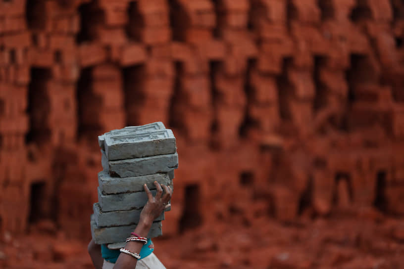 Катманду, Непал. Женщина из Индии за работой на кирпичном заводе