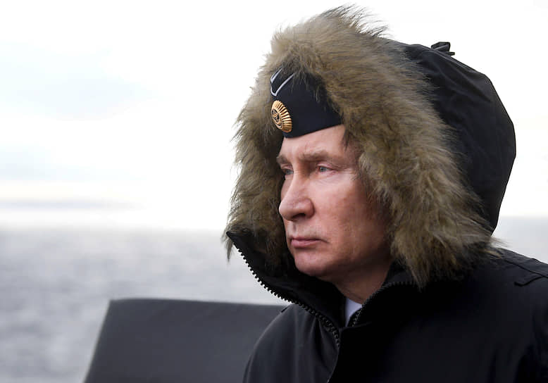 Черное море, Россия. Владимир Путин наблюдает за военно-морскими учениями с борта ракетного крейсера «Маршал Устинов» 