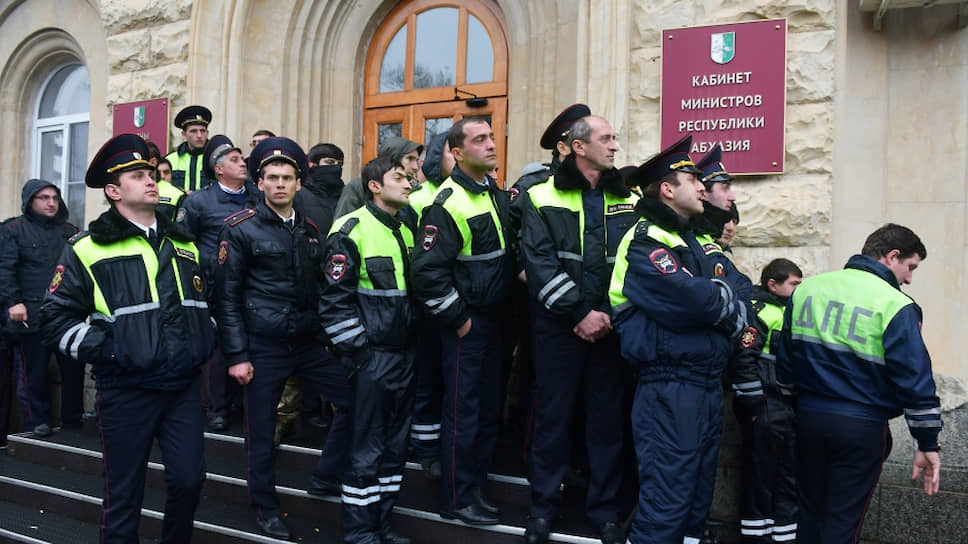 Сотрудники правоохранительных органов у здания администрации президента Республики Абхазия в Сухуме, которое штурмуют митингующие