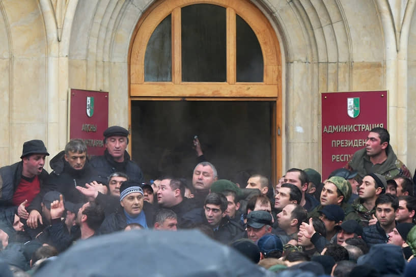 В ходе акции была предпринята попытка взять штурмом здание администрации президента республики