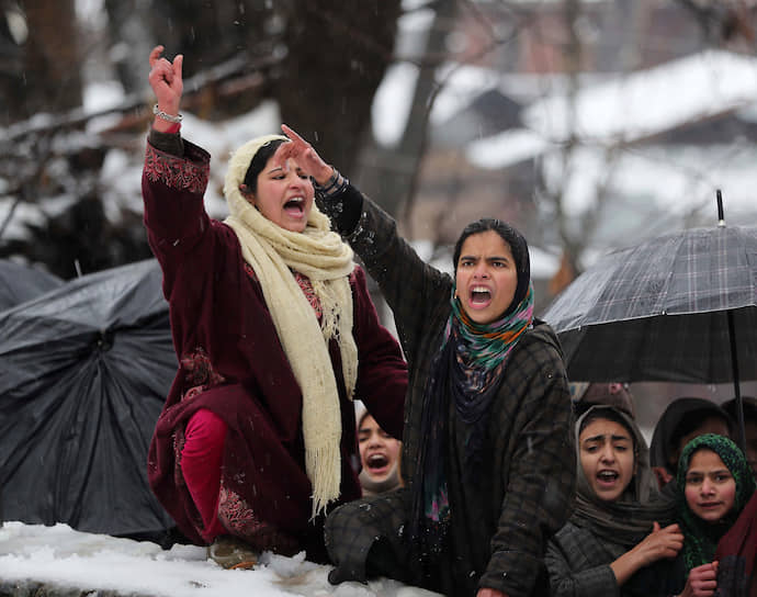 Трал, Индия. Кашмирские женщины на похоронах убитого повстанца