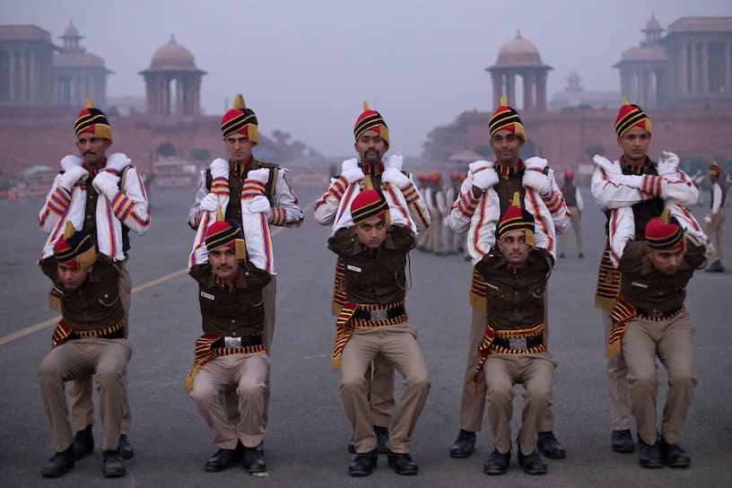 Нью-Дели, Индия. Полицейские разминаются на репетиции парада