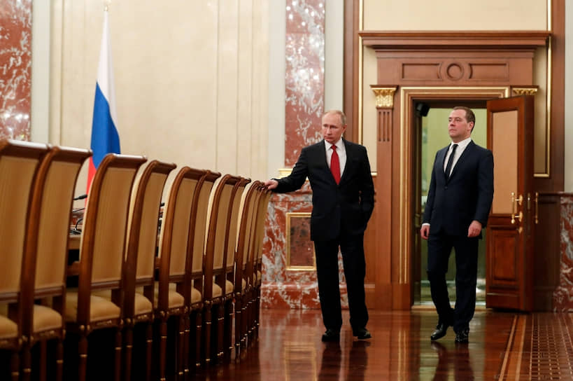 Президент России Владимир Путин и подавший в отставку премьер-министр Дмитрий Медведев