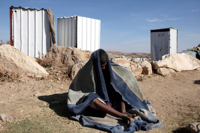Хамир, Йемен. Мужчина укрывается одеялом в лагере беженцев