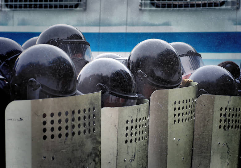 Барнаул, Россия. Бойцы Росгвардии во время учений по пресечению массовых беспорядков