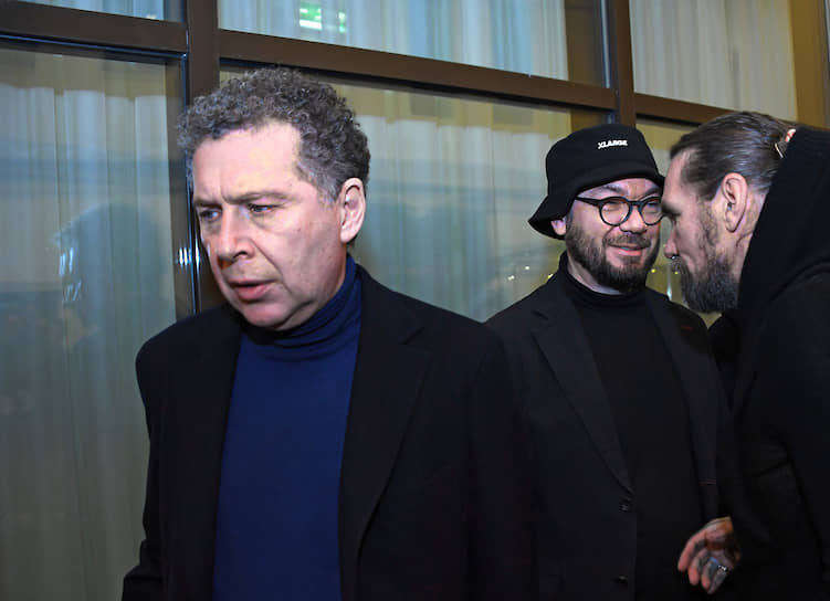 Предприниматель Александр Мамут (слева) на премьере спектакля по пьесе Ивана Вырыпаева «Интертейнмент» в концертном зале «Градский Холл»