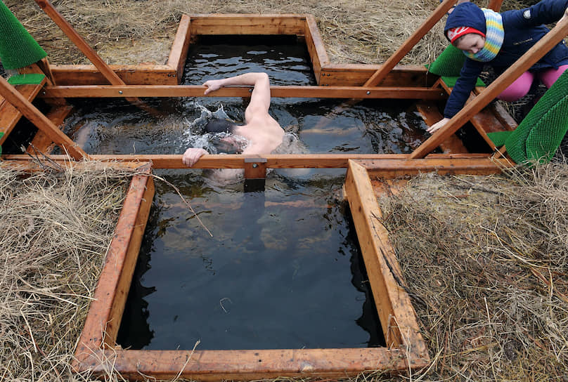 Крещенские купания в Останкинском пруду в Москве