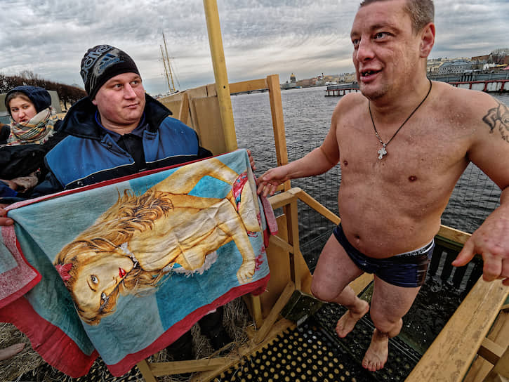 Крещенские купания в Санкт-Петербурге в реке Неве