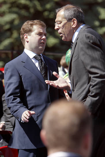 «Мне не платят за то, чтобы я был оптимистом» На фото: с главой администрации президента России Дмитрием Медведевым, 2004 год (слева)
