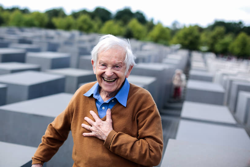 Иегуде Бэкону 90 лет. Начальное художественное образование он получил в гетто Терезиенштадт и концлагере Освенцим