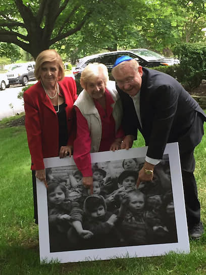 Слева направо: Това Фридман (81 год), Сара Людвиг (79 лет) и Майкл Борнштейн (79 лет) вместе показывали советскому кинооператору свои татуировки во время освобождения  Освенцима и снова вместе встретились в 2017 году в штате Нью-Джерси