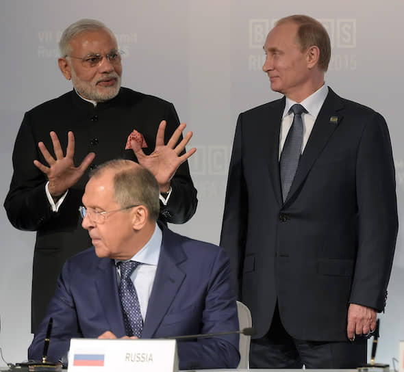 «Наши дипломаты привыкли видеть в трудностях стимул к творческой деятельности»&lt;br>
На фото: с премьер-министром Индии Нарендрой Моди (слева) и президентом РФ Владимиром Путиным, 2015 год
