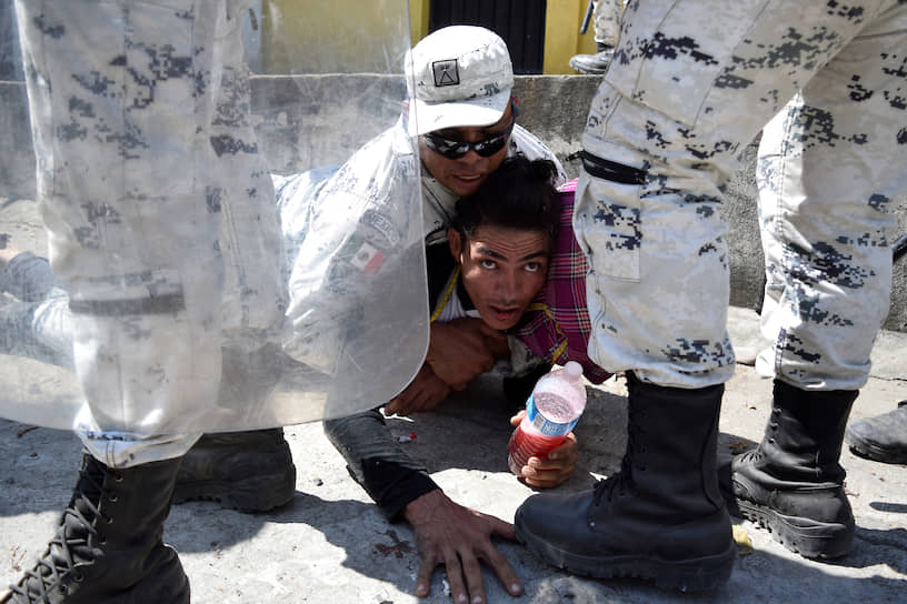 Сьюдад Идальго, Мексика. Задержание мигранта в районе, прилегающем к границе с США 