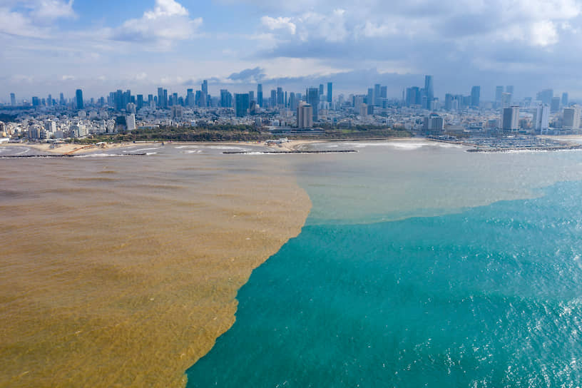 Тель-Авив, Израиль. Река Яркон впадает в Средиземное море