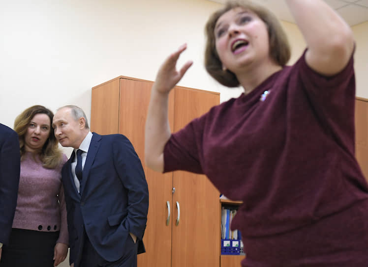 Усмань, Липецкая область. Президент России Владимир Путин во время посещения детской школы искусств 