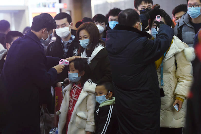 Ханчжоу, Китай. Измерение температуры пассажиров поезда, приехавшего из Ухани, где появился новый тип коронавируса
