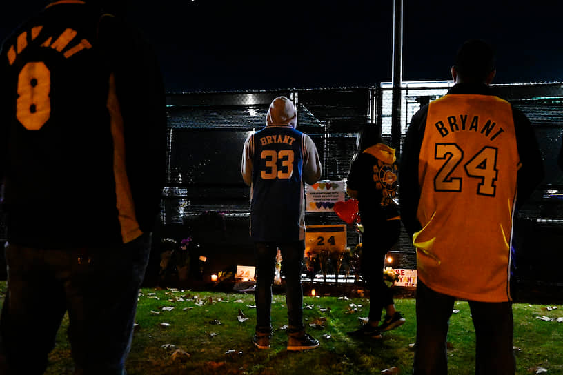 Калабасас, США. Люди возле импровизированного мемориала в память о погибшем баскетболисте 