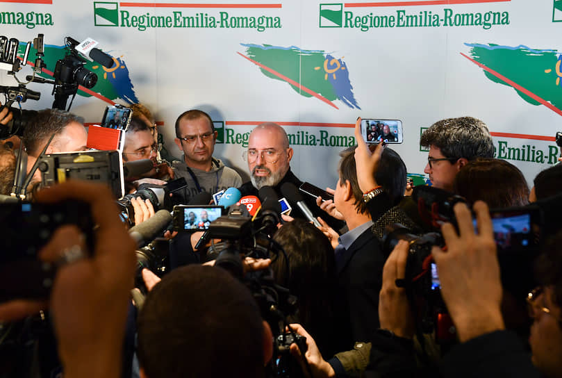 Кандидат от Демократической партии Италии Стефано Боначчини (в центре)