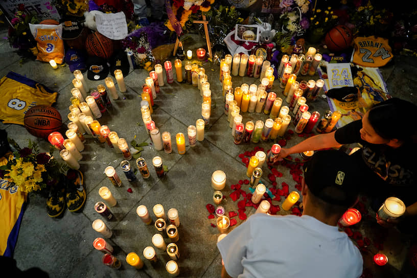 Лос-Анджелес, США. Зажженные свечи в память о погибшем баскетболисте