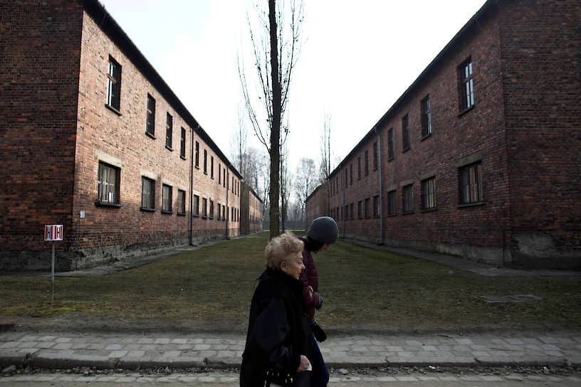Освенцим, Польша. Выжившая после пребывания в концентрационном лагере Йона Лакс вместе с внучкой