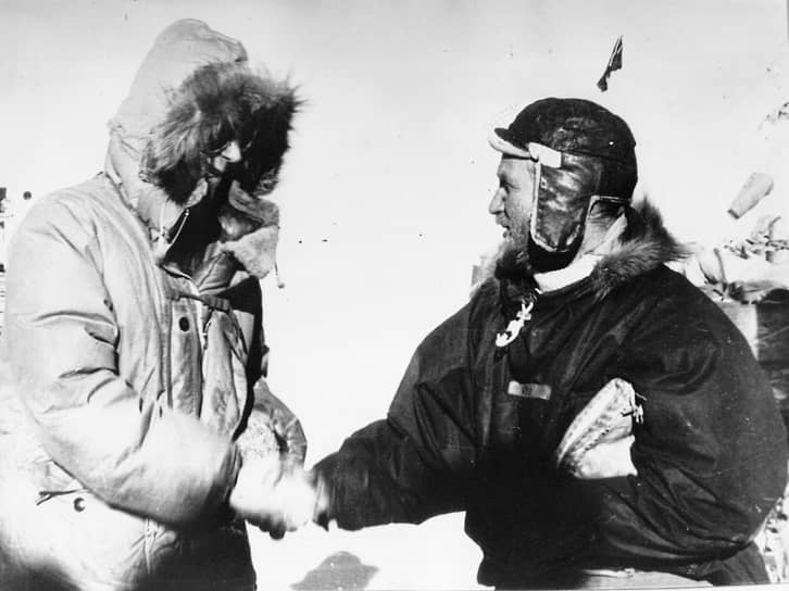 Британский полярный исследователь Вивиан Фукс (справа) и новозеландский альпинист Хиллари Эдмунд впервые в истории успешно пересекли шестой материк на дистанции 3473 км в ходе трансантарктической экспедиции британского содружества (1955—1958), ставшей одной из главных сенсаций 1958 года 