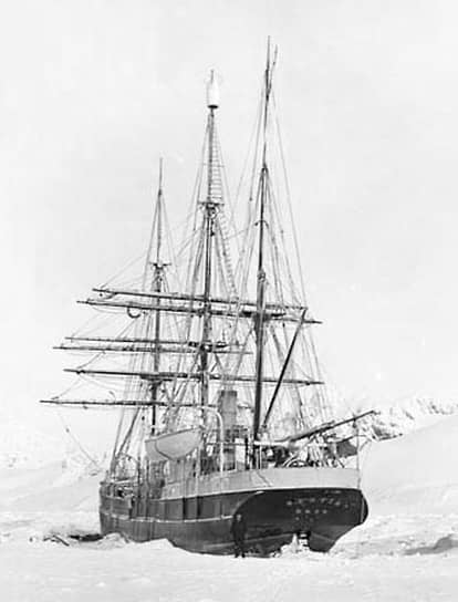 В ходе экспедиции была создана первая в Антарктике обитаемая метеорологическая станция, проведены исследования глубин Южного океана, открыты новые земли и собрано большое количество биологических и геологических образцов
&lt;br>На фото: экспедиционное судно Брюса «Скотия» у острова Лори (Антарктика)