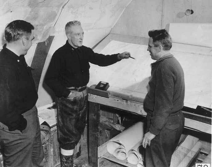 В 1946—1947 годах ВМС США организовали и провели антарктическую экспедицию «Высокий прыжок» (Highjump), основной научной целью которой было создание исследовательской станции «Литл-Америка IV». Руководителем экспедиции был контр-адмирал в отставке Ричард Берд. В состав оперативного соединения входили 4700 человек, 13 кораблей и 33 самолета