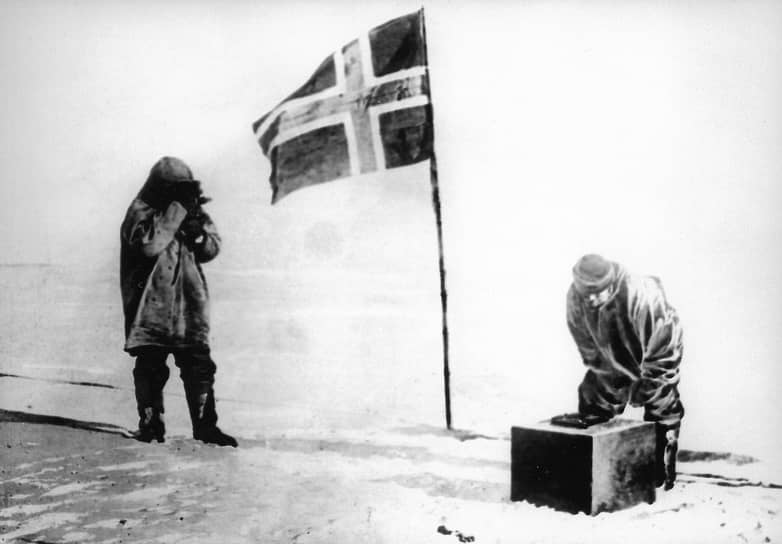 Главным достижением Амундсена было покорение Южного полюса 14 декабря 1911 года, равносильное победе в так называемой «полярной гонке», главными участниками которой по прогнозам должны были стать США и Англия
&lt;br>На фото: норвежские первопроходцы на Южном полюсе 