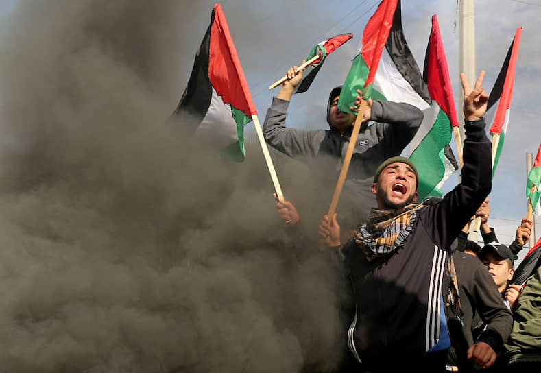 Сектор Газа. Палестинские протестующие в дыму от горящих покрышек