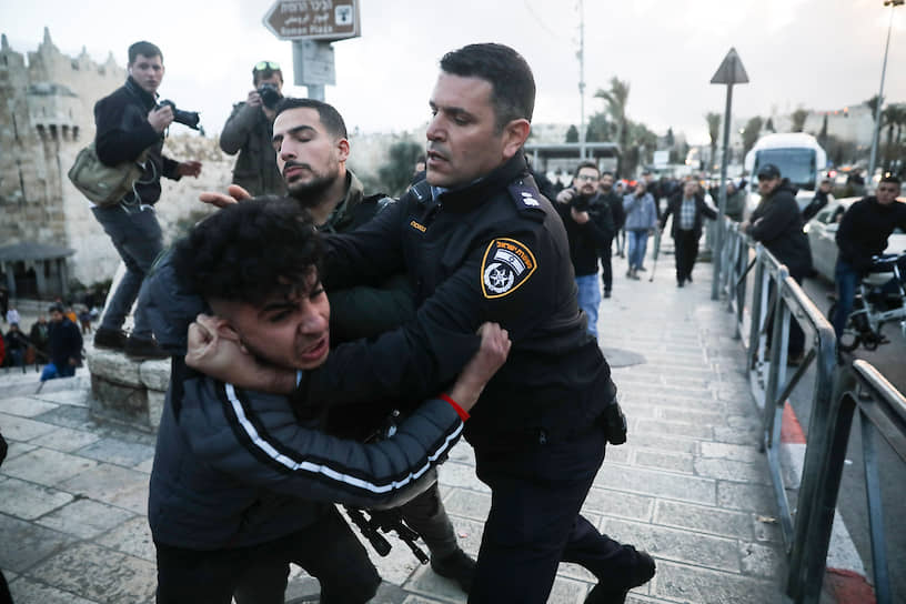 Иерусалим, Израиль. Израильские полицейские арестовывают палестинца во время акции протеста 