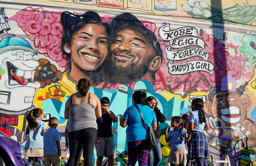Лос-Анджелес, США. Фанаты возле граффити, которое посвящено погибшему в авиакатастрофе баскетболисту Коби Брайанту