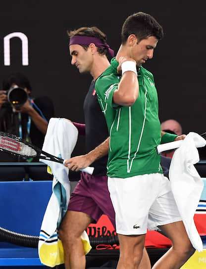 Мельбурн, Австралия. Матч 1/2 финала Australian Open между теннисистами Новаком Джоковичем (на фото справа) и Роджером Федерером