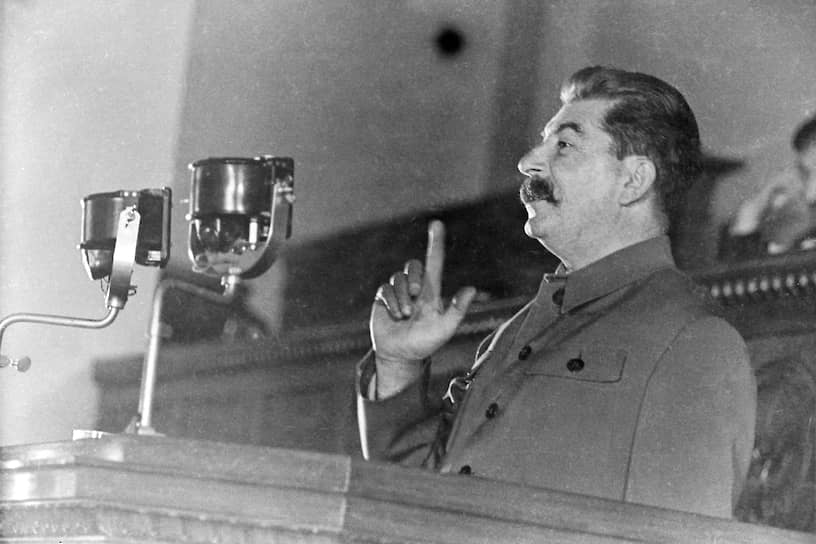 «Сталин поставил разработку проблем истории партии под свой контроль, подчинив ее задаче возвеличения своей личности»