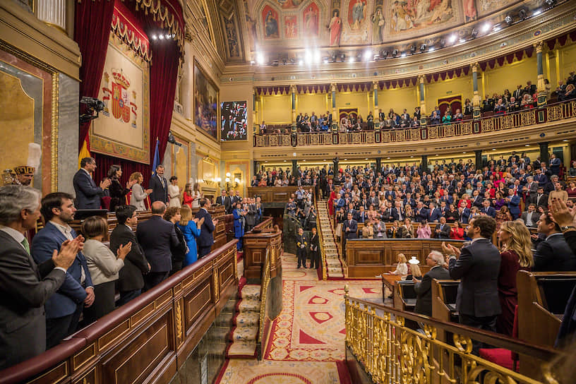 Мадрид, Испания. Члены испанского парламента аплодируют королю Филиппу VI после его речи