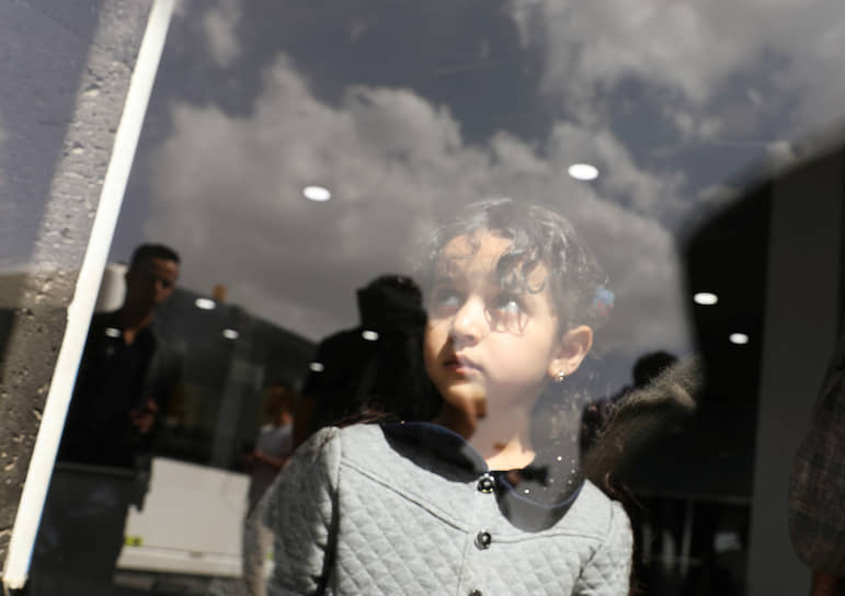 Сана, Йемен. Девочка ждет посадки на самолет ООН, который доставит ее и других пациентов на лечение в Иорданию 