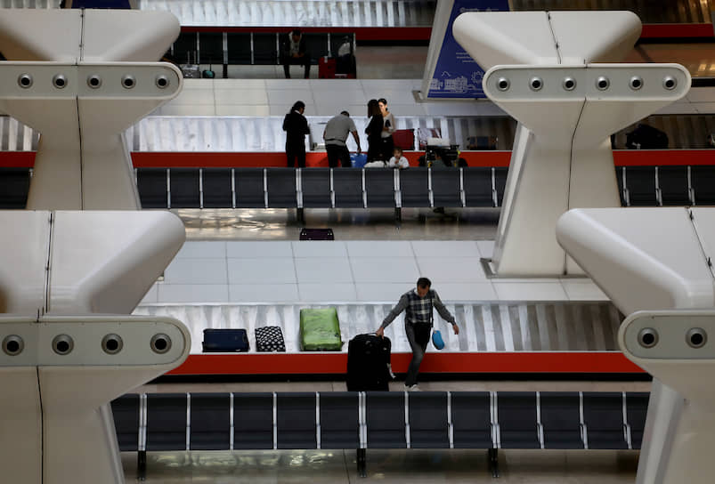 Мадрид, Испания. Пассажиры получают багаж в аэропорту