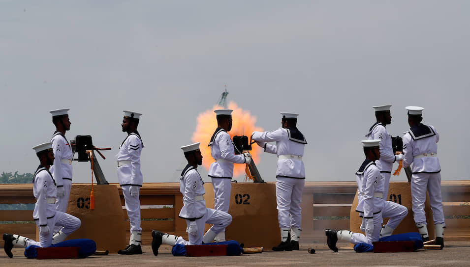 Коломбо, Шри-Ланка. Моряки стреляют из пушек в честь Дня независимости 