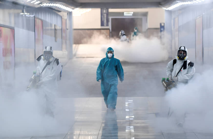 Китай проводит испытания семи препаратов против нового коронавируса
&lt;br>
На фото: добровольцы в защитных костюмах дезинфицируют железнодорожную станцию в городе Чанша провинции Хунань