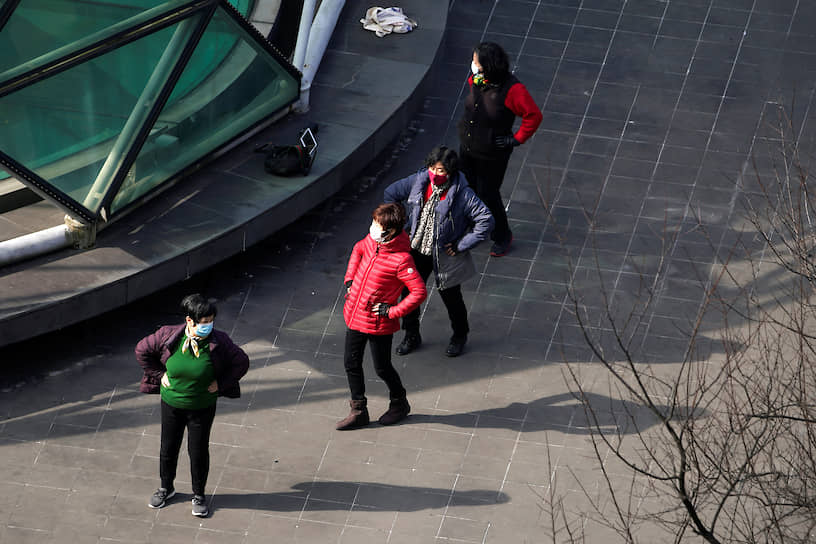 Сборная Китая пропустит чемпионат мира по хоккею с мячом в Иркутске из-за коронавируса
&lt;br>На фото: женщины в масках делают зарядку на улице в Шанхае