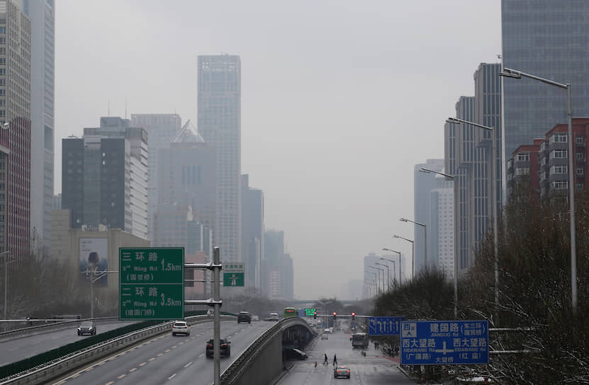 Пекинское правительство потребовало от городских предприятий своевременного возобновления деятельности после новогодних каникул
&lt;br>
На фото: безлюдная улица в Пекине