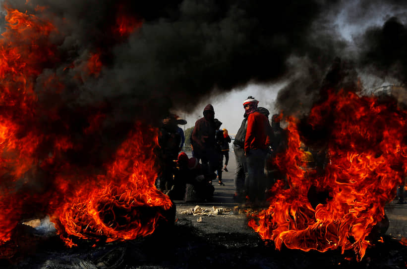 Эн-Наджеф, Ирак. Демонстранты сжигают шины, чтобы перекрыть дорогу во время антиправительственной акции протеста