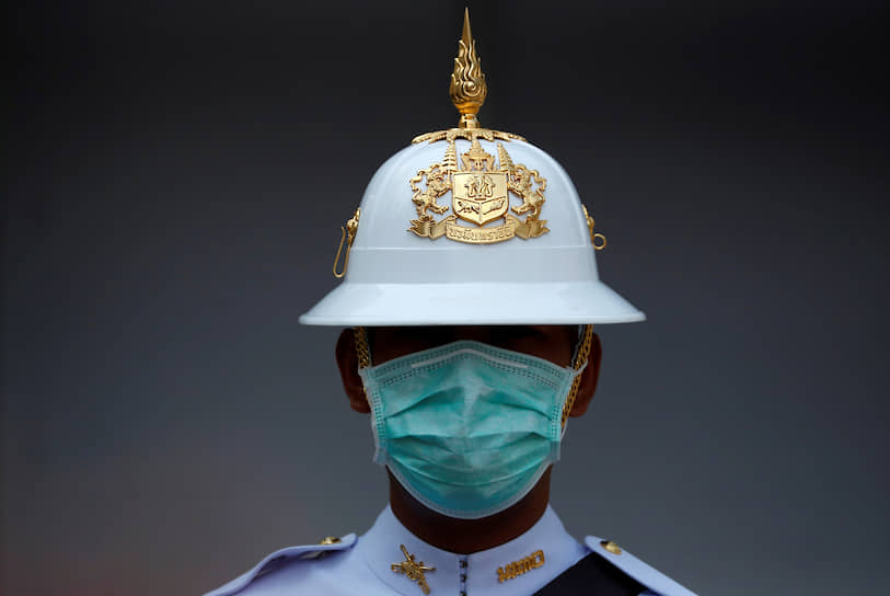 Бангкок, Таиланд. Гвардеец в маске во время охраны Королевского дворца