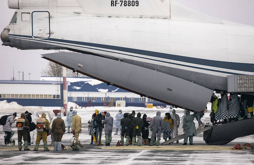 Тюмень, Россия. Сотрудники аэропорта встречают эвакуированных из Китая россиян